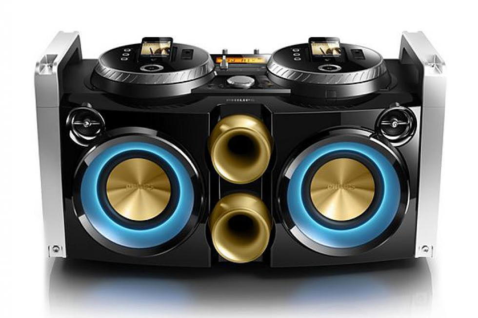 iPhones Spin As You DJ On the Philips Mini Hi-Fi System